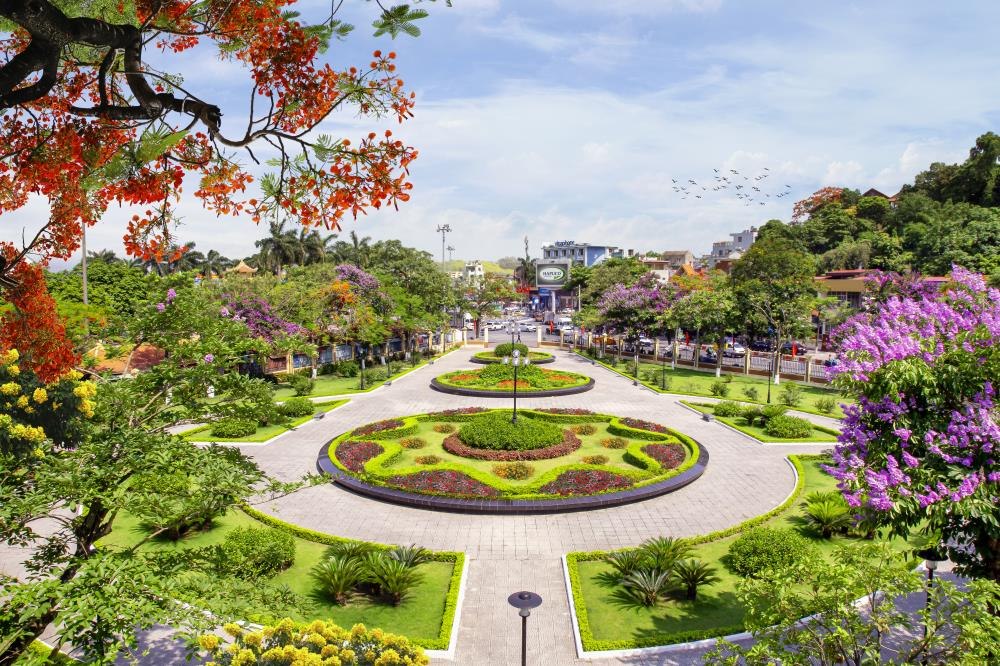 Cảnh quan công viên và trụ sở HAPUCO